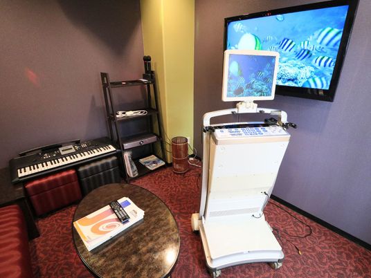 施設の写真 モニターやマイク、コントローラーなどがあるカラオケルームである。キーボードも用意され、カラオケや音楽が楽しめる空間である。
