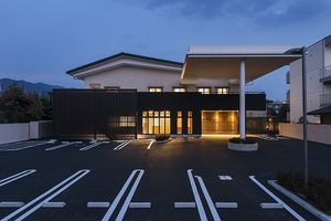 車寄せ付きの建物外観