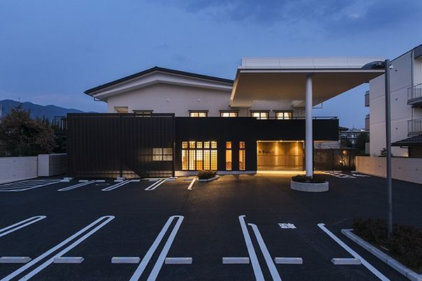 車寄せ付きの建物外観