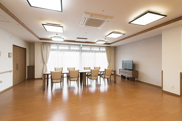 広々とした明るい部屋