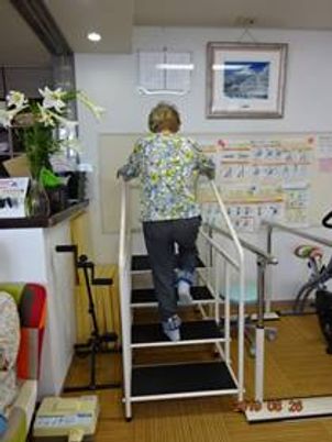 運動する人の姿がある室内