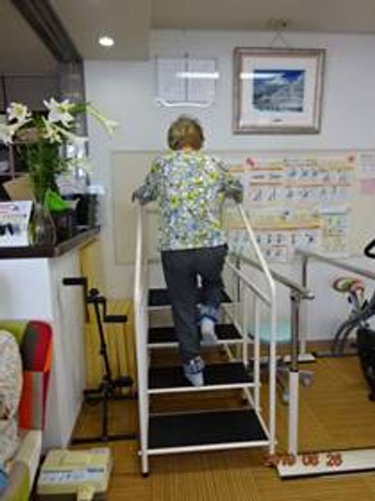 運動する人の姿がある室内