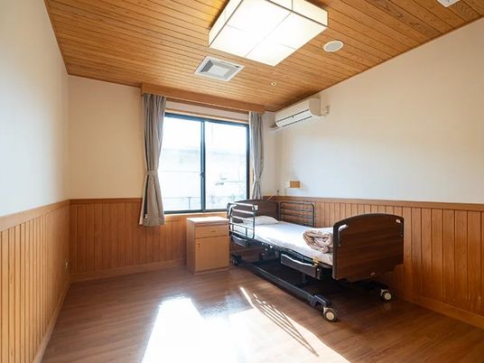 明るい個室の洋室  