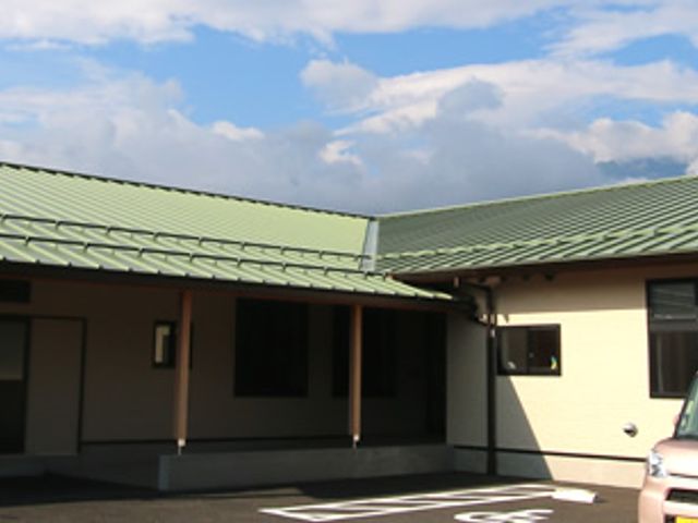 温かみのある建物の外観 外観 温かみを感じさせる建物のデザインです。青空の下にある広々とした施設が特徴です。