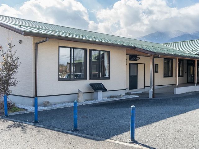 施設の外観 外観   明るい外壁と緑色の屋根が印象的な平屋建てです。建物前にゆとりがあり、出入りしやすそうです。