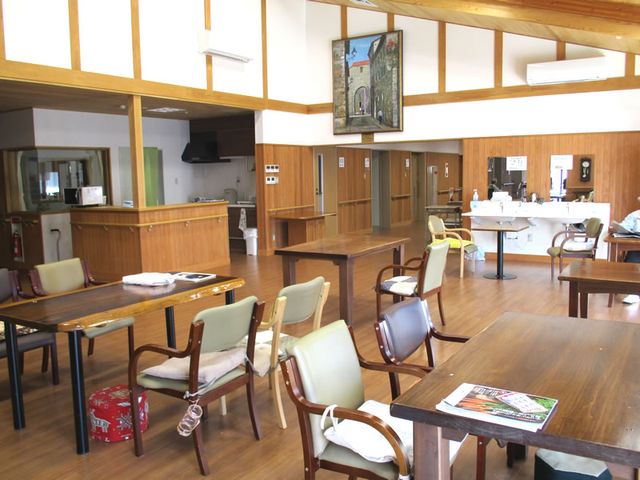 居心地の良いラウンジ ラウンジ 広々とした共有スペースで、ゆったりくつろげます。自然光が差し込み、明るい印象です。