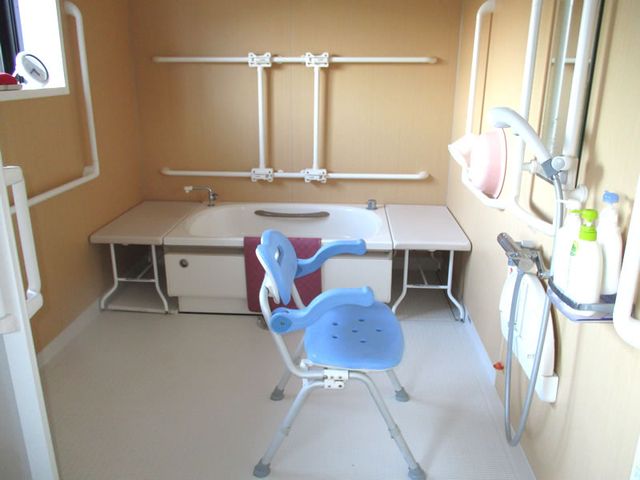 快適なバスルーム 浴室 清潔感あふれる空間で、手すりが設置されているので安全に配慮されています。介助しやすい設備です。