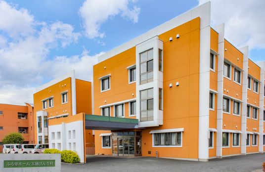 落ち着いた外観の建物