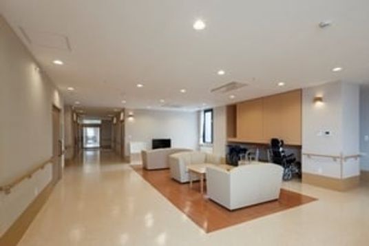 明るい廊下とリビング