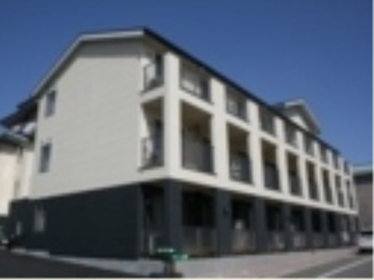 明るい外観の建物