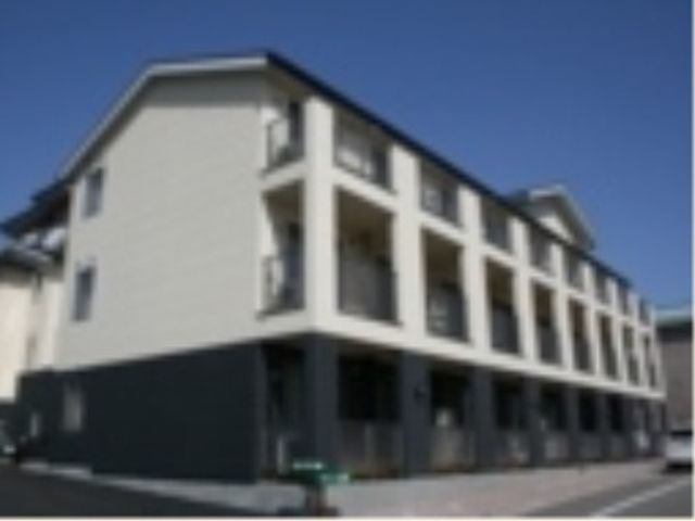 明るい外観の建物 外観 日差しを受けて輝く施設の外観は、心地よい環境を予感させます。働く環境にも明るさと清潔感が期待できることでしょう。