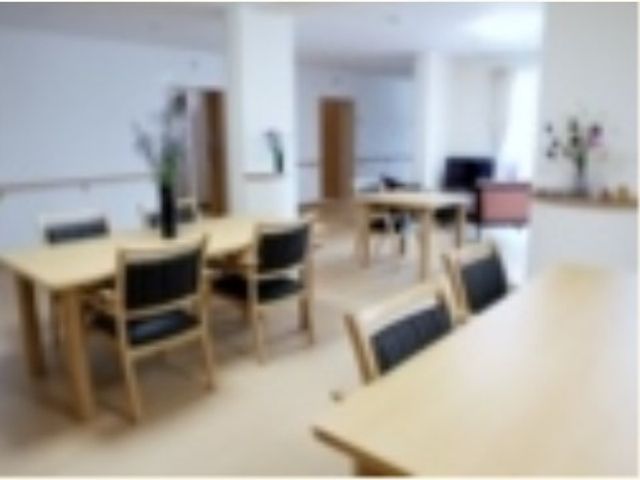 ゆったりした共有スペース お食事 開放感のあるラウンジでは、木の温もりを感じるテーブルと椅子が配置され、穏やかな時間を過ごせる空間となっています。
