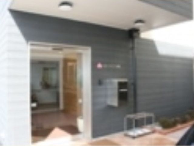 施設の入口の外観 玄関 アクセスしやすい場所にあるこのエントランスは、入居者の方々の快適な出入りを支えます。明るく開放的なデザインが気持ちを和ませてくれます。