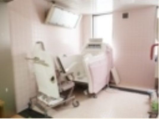 スローライフ山梨（介護専用型特定施設入居者生活介護）の浴室。ヒートショック対策がとられた浴室を完備している。