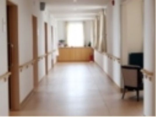 スローライフ山梨（介護専用型特定施設入居者生活介護）の廊下。車いすがすれ違えるほどの広い空間を完備している。
