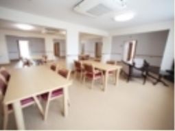 共有スペースの明るい部屋