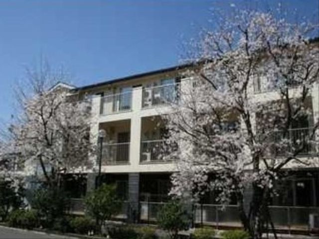 桜木に囲まれた建物外観 外観2 桜の花が映える清々しい環境に位置する建物です。四季を感じながら快適な勤務を提供します。