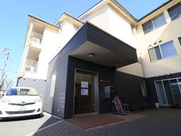 明るいエントランス外観