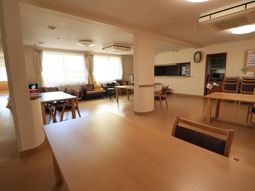 広々とした明るい食堂