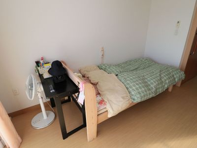 居室のベッドとデスク