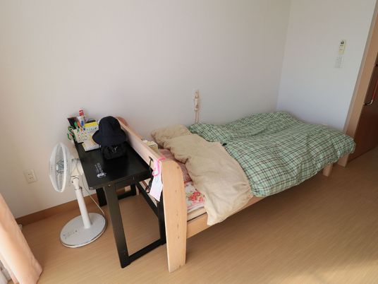 居室のベッドとデスク