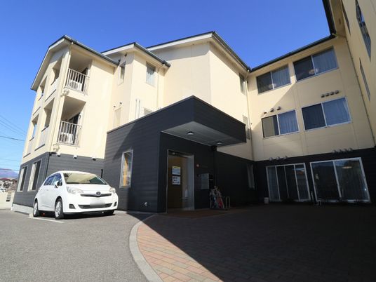 明るい建物のエントランス