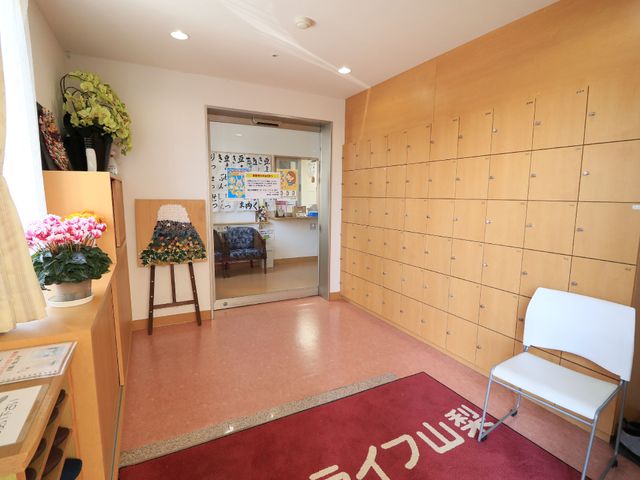 エントランスの明るい風景 エントランス アットホームな雰囲気のエントランスです。掲示物があり、日々の情報共有に活用されています。