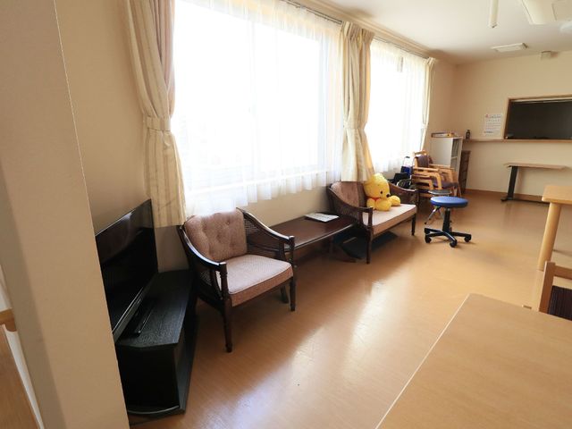 居心地の良い居室空間 共有スペース 日差しがたっぷりと降り注ぐ温かな居室です。ゆったりとした時間を過ごせるよう配慮された配置がみられます。