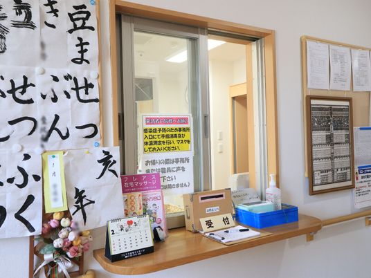 エントランスの掲示物と備品