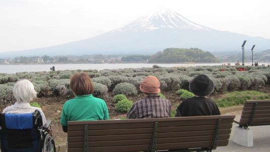 富士山を眺める人々ベンチ