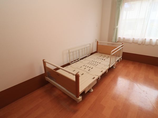 ナチュラルな居室のベッド