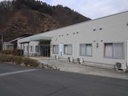 施設の外観と入口