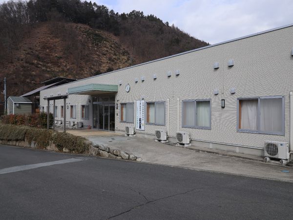 施設の外観と入口