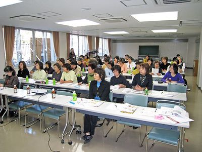 講義を受ける人々