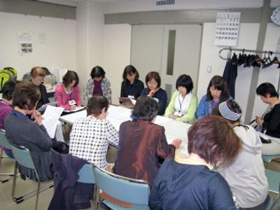 会議中のスタッフ内観  