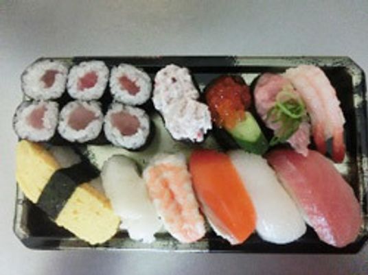 色とりどりのお寿司セット