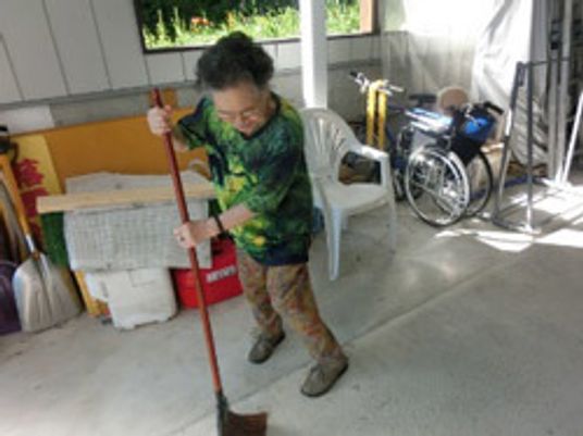 中庭で掃除する人
