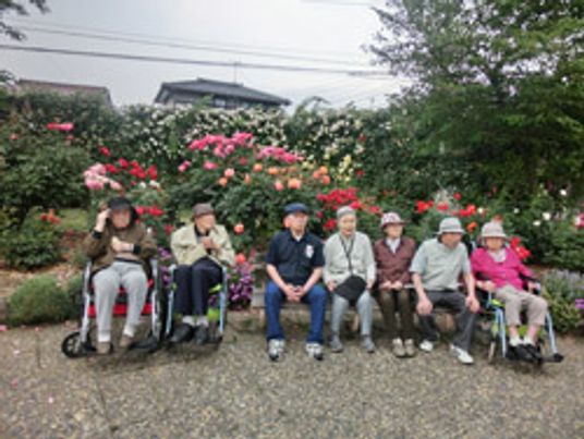 利用者が花々と共に庭
