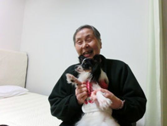 笑顔のおじいさんと犬