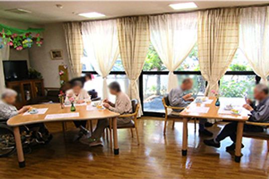 自然光が入るラウンジ