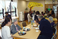 明るい食事の場