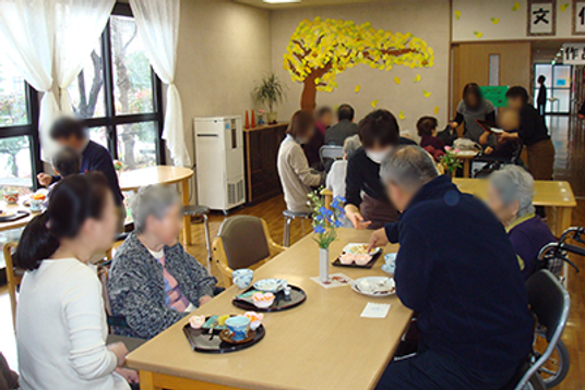 明るい食事の場
