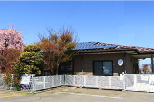 落ち着いた庭のある建物外観
