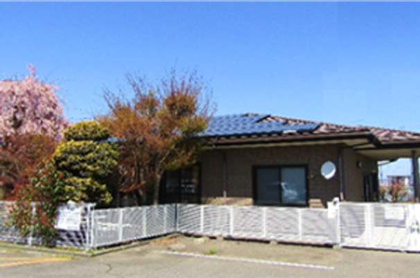 落ち着いた庭のある建物外観