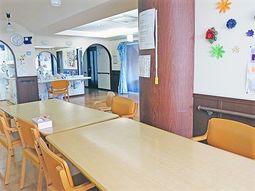 明るい共有ダイニング