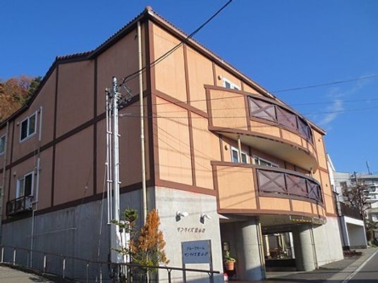暖かみのある建物の外観