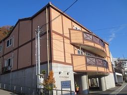 橙色の建物と青空