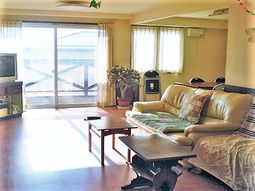 明るい居間の様子