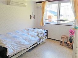 明るい窓のある居室