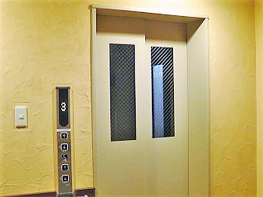 清潔なエレベーター通路